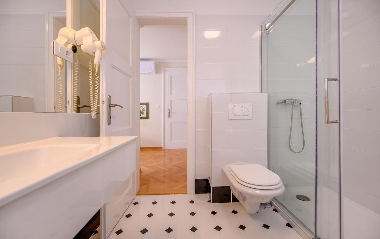 Palace Schoen Milesi - Esense Of Prestige - Private Pool - Free Parking - Old Money Style Luxury Rooms - Walking Distance To The Old Town, The Beach And All Amenities - Buralux Properties Split Extérieur photo
