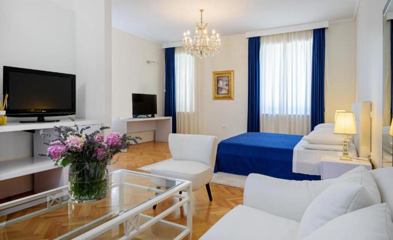 Palace Schoen Milesi - Esense Of Prestige - Private Pool - Free Parking - Old Money Style Luxury Rooms - Walking Distance To The Old Town, The Beach And All Amenities - Buralux Properties Split Extérieur photo