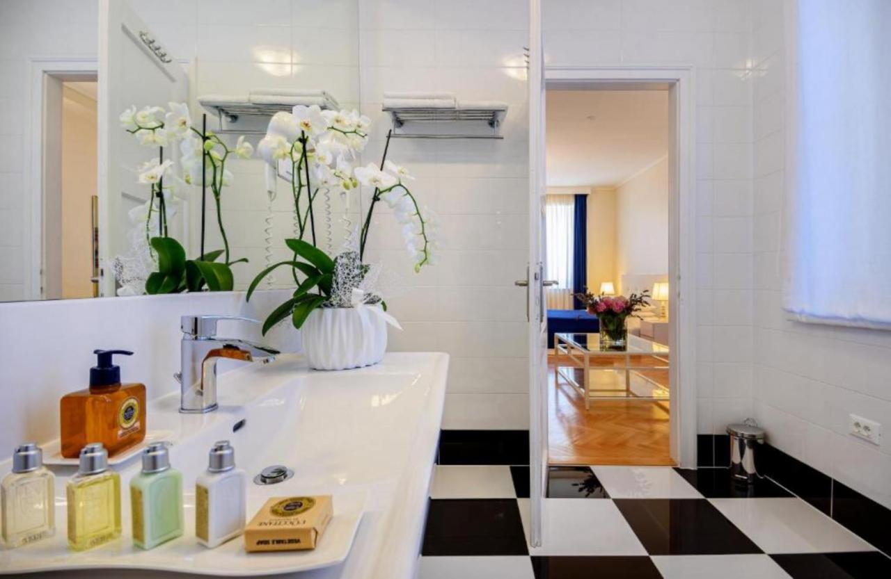 Palace Schoen Milesi - Esense Of Prestige - Private Pool - Free Parking - Old Money Style Luxury Rooms - Walking Distance To The Old Town, The Beach And All Amenities - Buralux Properties Split Extérieur photo