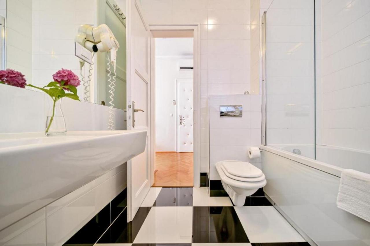 Palace Schoen Milesi - Esense Of Prestige - Private Pool - Free Parking - Old Money Style Luxury Rooms - Walking Distance To The Old Town, The Beach And All Amenities - Buralux Properties Split Extérieur photo