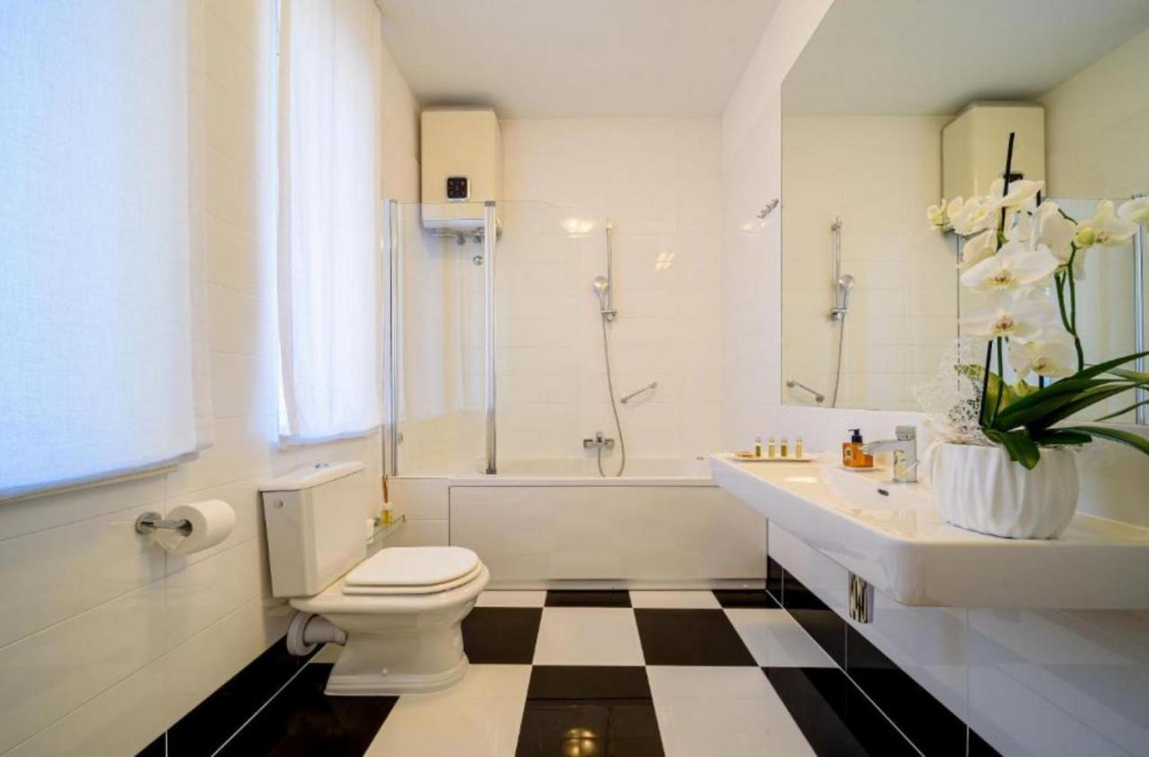 Palace Schoen Milesi - Esense Of Prestige - Private Pool - Free Parking - Old Money Style Luxury Rooms - Walking Distance To The Old Town, The Beach And All Amenities - Buralux Properties Split Extérieur photo