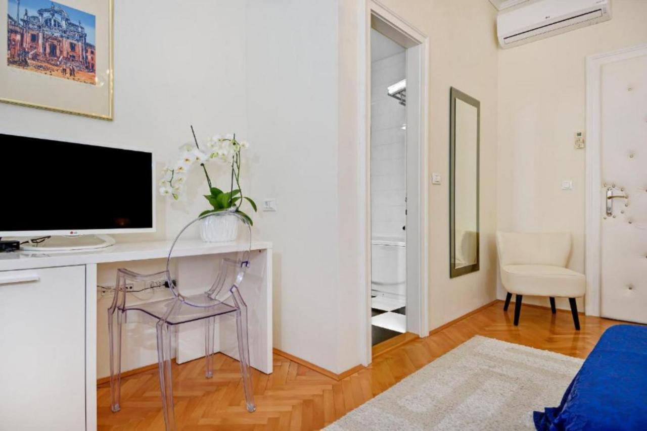 Palace Schoen Milesi - Esense Of Prestige - Private Pool - Free Parking - Old Money Style Luxury Rooms - Walking Distance To The Old Town, The Beach And All Amenities - Buralux Properties Split Extérieur photo