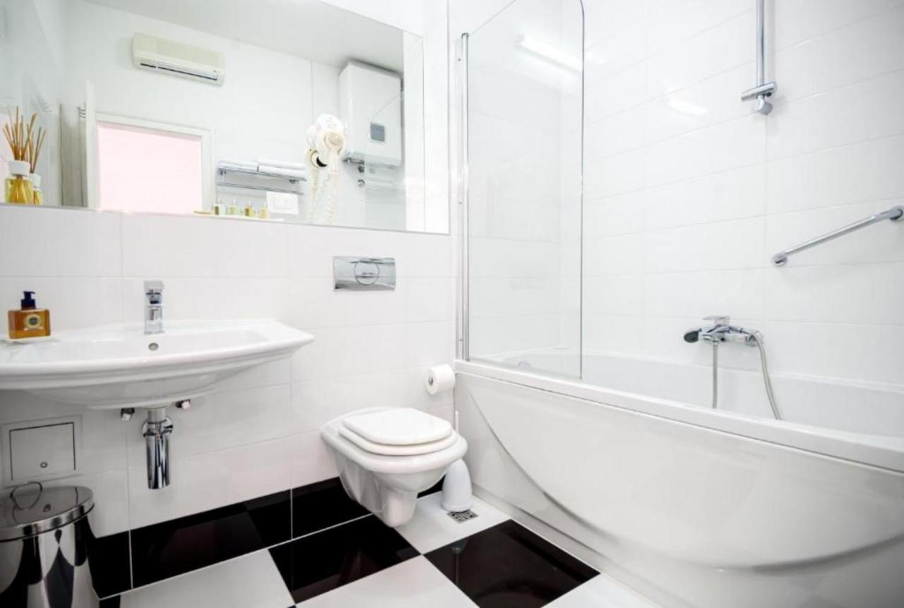 Palace Schoen Milesi - Esense Of Prestige - Private Pool - Free Parking - Old Money Style Luxury Rooms - Walking Distance To The Old Town, The Beach And All Amenities - Buralux Properties Split Extérieur photo