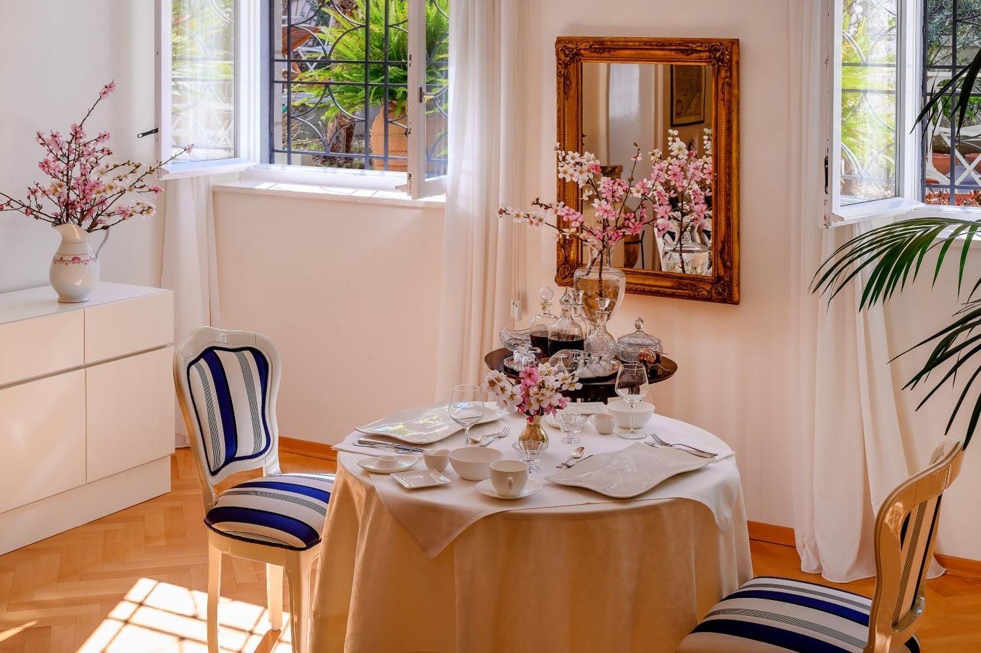 Palace Schoen Milesi - Esense Of Prestige - Private Pool - Free Parking - Old Money Style Luxury Rooms - Walking Distance To The Old Town, The Beach And All Amenities - Buralux Properties Split Extérieur photo