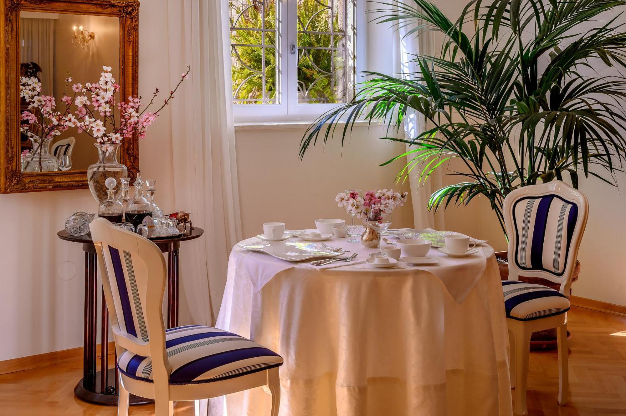 Palace Schoen Milesi - Esense Of Prestige - Private Pool - Free Parking - Old Money Style Luxury Rooms - Walking Distance To The Old Town, The Beach And All Amenities - Buralux Properties Split Extérieur photo