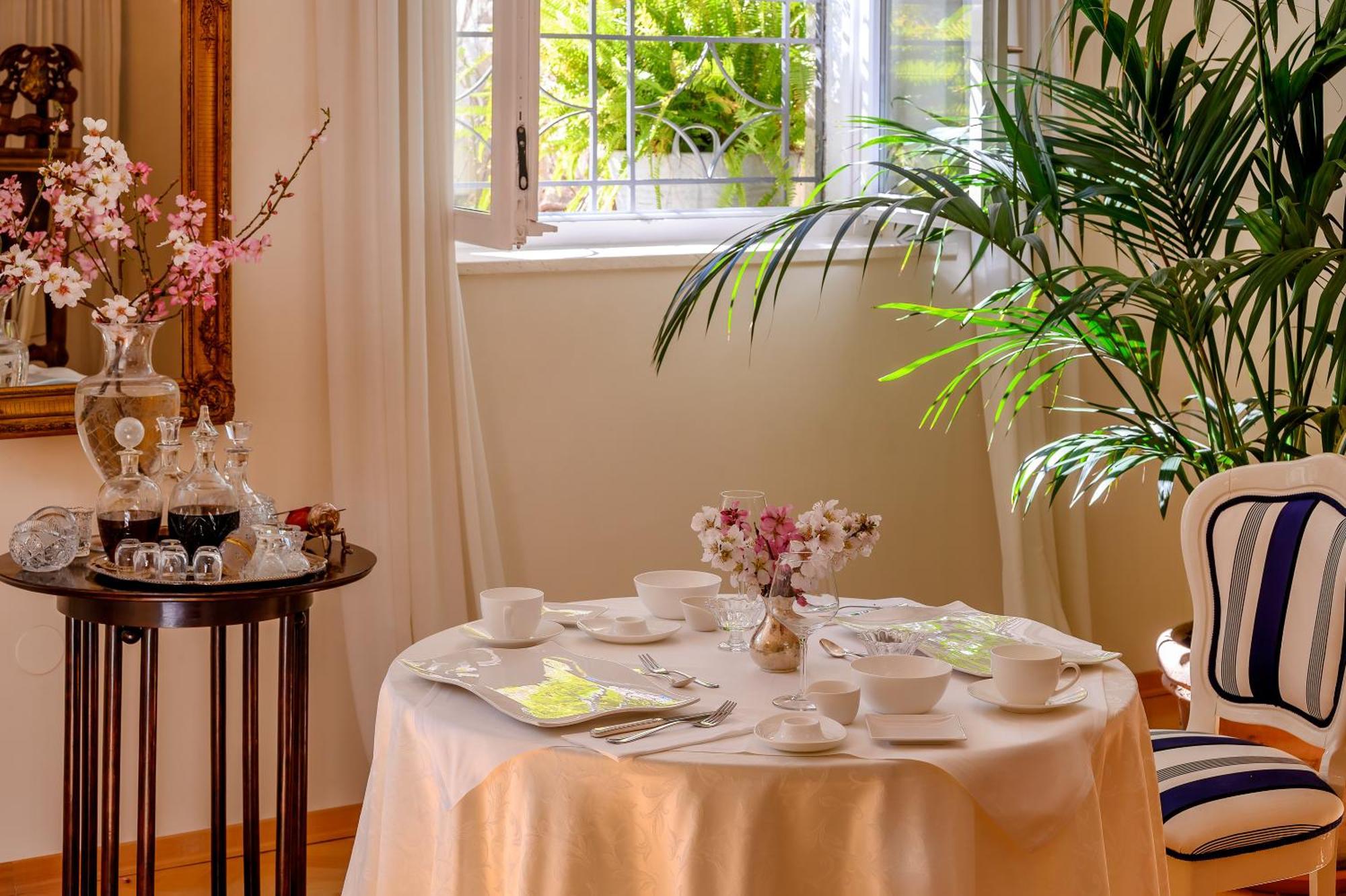 Palace Schoen Milesi - Esense Of Prestige - Private Pool - Free Parking - Old Money Style Luxury Rooms - Walking Distance To The Old Town, The Beach And All Amenities - Buralux Properties Split Extérieur photo